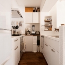 K邸・最大限の空間を確保した上質なインテリアの写真 白基調の明るいキッチン