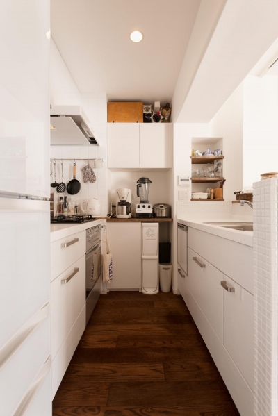 白基調の明るいキッチン (K邸・最大限の空間を確保した上質なインテリア)