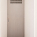 K邸・最大限の空間を確保した上質なインテリアの写真 パリのアパルトマン風グレーのドア