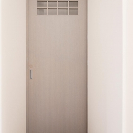 K邸・最大限の空間を確保した上質なインテリア (パリのアパルトマン風グレーのドア)