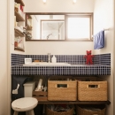 K邸・最大限の空間を確保した上質なインテリアの写真 ブルータイルを使った明るい洗面室