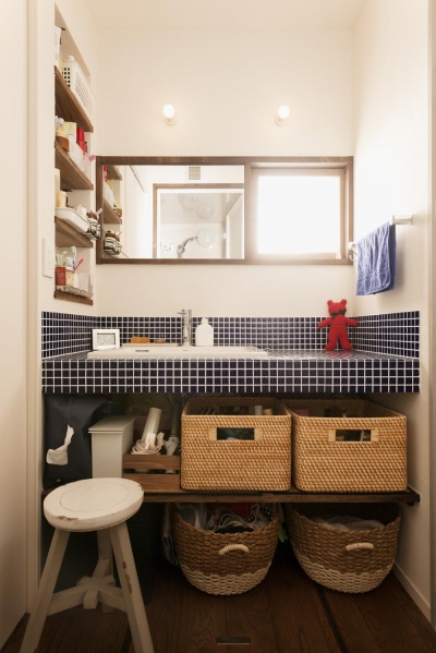 ブルータイルを使った明るい洗面室 (K邸・最大限の空間を確保した上質なインテリア)