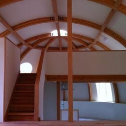 『ドームハウス』宇宙船のような木造ラーメン工法の家-スキップフロア・ドーム空間-3