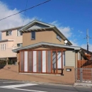 『停止線前の家』昭和の香りを残す、バリアフリー住宅リノベの写真 パーゴラで玄関を緩く囲った趣きのある外観