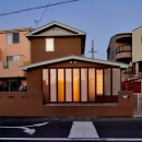『停止線前の家』昭和の香りを残す、バリアフリー住宅リノベの写真 趣きのある外観-夕景