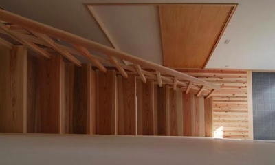 『停止線前の家』昭和の香りを残す、バリアフリー住宅リノベ (一直線の木製階段)