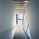 『スチールエコハウス＃1』鉄と木、機能とデザイン、柱の無い鉄の家の写真 階段アプローチ