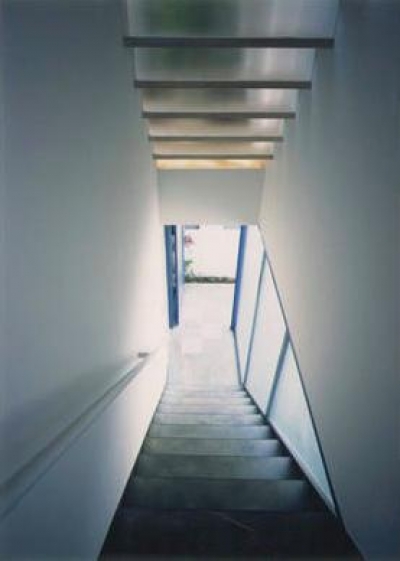 階段アプローチ (『スチールエコハウス＃1』鉄と木、機能とデザイン、柱の無い鉄の家)