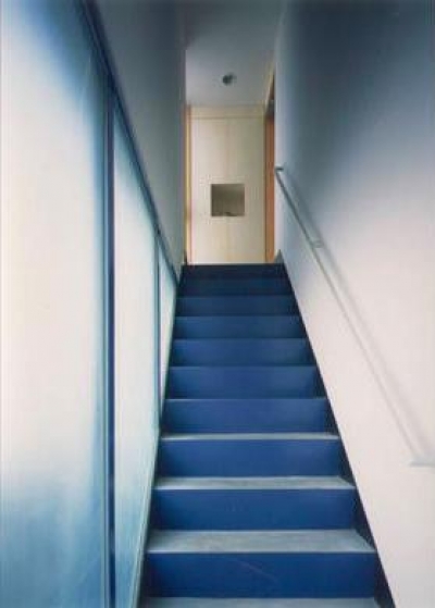 2階玄関につながる階段アプローチ (『スチールエコハウス＃1』鉄と木、機能とデザイン、柱の無い鉄の家)