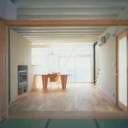 『スチールエコハウス＃1』鉄と木、機能とデザイン、柱の無い鉄の家 (和室よりリビングダイニングを見る)