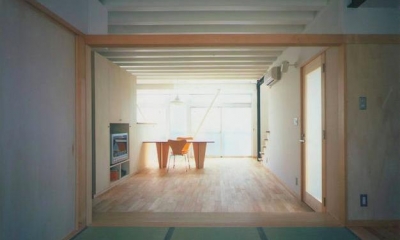 『スチールエコハウス＃1』鉄と木、機能とデザイン、柱の無い鉄の家 (和室よりリビングダイニングを見る)