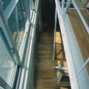 『スチールエコハウス＃1』鉄と木、機能とデザイン、柱の無い鉄の家の写真 吹き抜け-上階よりリビングを見下ろす