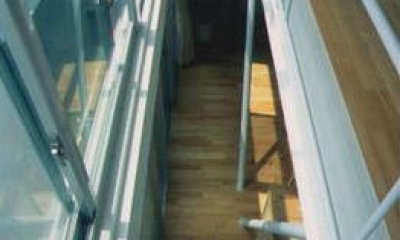 吹き抜け-上階よりリビングを見下ろす｜『スチールエコハウス＃1』鉄と木、機能とデザイン、柱の無い鉄の家