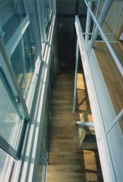 吹き抜け-上階よりリビングを見下ろす (『スチールエコハウス＃1』鉄と木、機能とデザイン、柱の無い鉄の家)