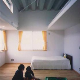 『スチールエコハウス＃1』鉄と木、機能とデザイン、柱の無い鉄の家 (天井の高い明るい子供部屋)