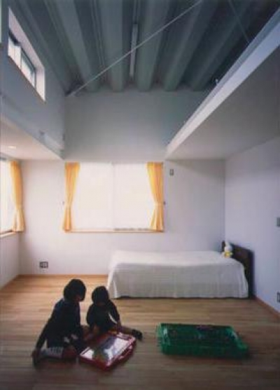 天井の高い明るい子供部屋 (『スチールエコハウス＃1』鉄と木、機能とデザイン、柱の無い鉄の家)