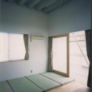『スチールエコハウス＃1』鉄と木、機能とデザイン、柱の無い鉄の家の写真 畳コーナーのある寝室