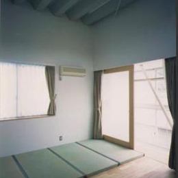 『スチールエコハウス＃1』鉄と木、機能とデザイン、柱の無い鉄の家 (畳コーナーのある寝室)