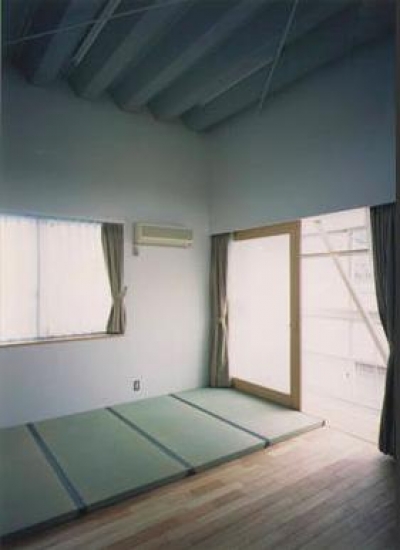 畳コーナーのある寝室 (『スチールエコハウス＃1』鉄と木、機能とデザイン、柱の無い鉄の家)