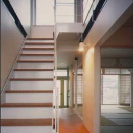 『ライト・BOX』古民家の良さを受け継ぐ空中に浮いた近未来的な住まい (3階につながる階段-1)