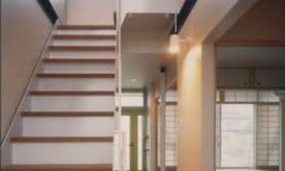 3階につながる階段-1｜『ライト・BOX』古民家の良さを受け継ぐ空中に浮いた近未来的な住まい