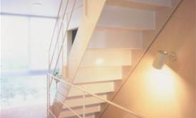 3階につながる階段-2｜『ライト・BOX』古民家の良さを受け継ぐ空中に浮いた近未来的な住まい