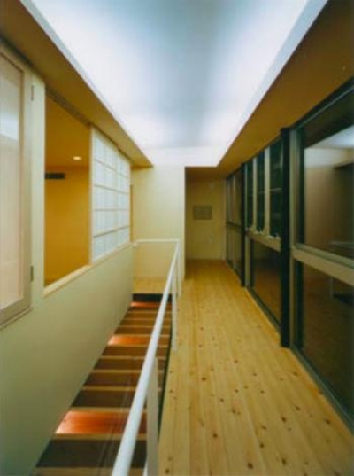 開放的な廊下 (『空を臨む家』屋根の上は空中デッキ1階には水のパティオ-光と風を取り入れる緑豊かな住まい)