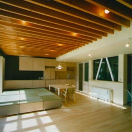 『空を臨む家』屋根の上は空中デッキ1階には水のパティオ-光と風を取り入れる緑豊かな住まい (畳スペースのある大空間LDK)