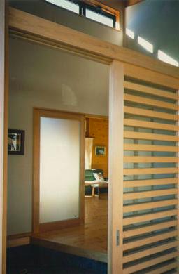 玄関事例：木製格子戸の玄関（『土間と離れのある家』人の集まる住まい）