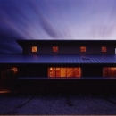 『薪塀の家』工夫一杯のローコスト4世代住宅の写真 外観夕景