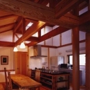 『薪塀の家』工夫一杯のローコスト4世代住宅の写真 木の温もり感じるダイニングキッチン
