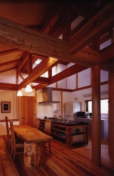『薪塀の家』工夫一杯のローコスト4世代住宅 (木の温もり感じるダイニングキッチン)
