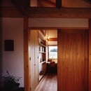『薪塀の家』工夫一杯のローコスト4世代住宅の写真 木の温もり感じる子供部屋