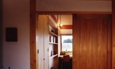 『薪塀の家』工夫一杯のローコスト4世代住宅 (木の温もり感じる子供部屋)