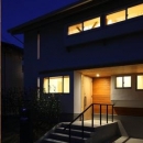 『舞台のある家』変化を楽しめる木の家の写真 玄関アプローチ-夜景