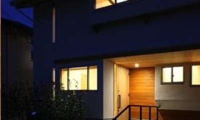 玄関アプローチ-夜景｜『舞台のある家』変化を楽しめる木の家