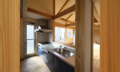 開放的な対面式キッチン｜『舞台のある家』変化を楽しめる木の家