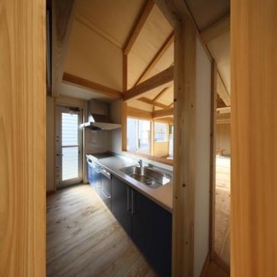開放的な対面式キッチン (『舞台のある家』変化を楽しめる木の家)