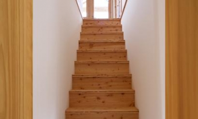 シンプルな木製階段｜『舞台のある家』変化を楽しめる木の家