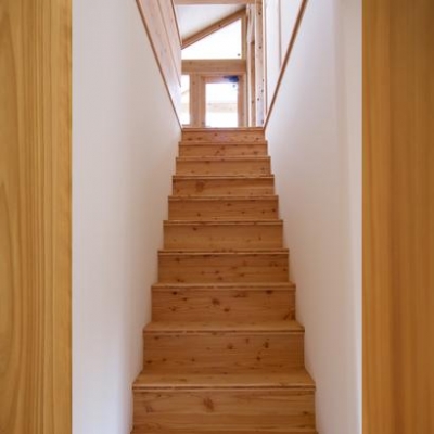 シンプルな木製階段 (『舞台のある家』変化を楽しめる木の家)