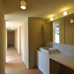 『那加の家』木の香りに満ちた和の住宅-廊下・洗面スペース