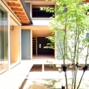 『那加の家』木の香りに満ちた和の住宅の写真 緑が映える開放的な中庭
