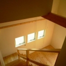 『浮き書斎の家』寝室から独立した斬新な書斎のある家の写真 階段を見下ろす