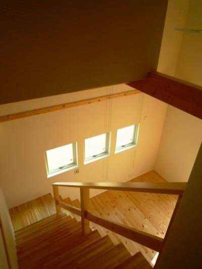 階段を見下ろす (『浮き書斎の家』寝室から独立した斬新な書斎のある家)