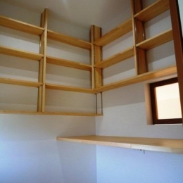 『浮き書斎の家』寝室から独立した斬新な書斎のある家-浮き書斎-内部