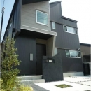 『LX2 house』2つのリビングがある共働き・子育て世帯の理想の家の写真 黒いシャープな外観