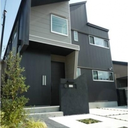 『LX2 house』2つのリビングがある共働き・子育て世帯の理想の家 (黒いシャープな外観)