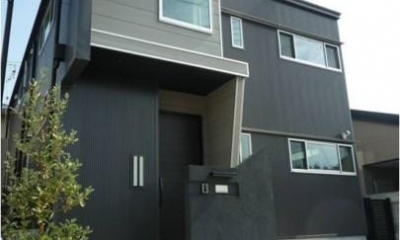 黒いシャープな外観｜『LX2 house』2つのリビングがある共働き・子育て世帯の理想の家