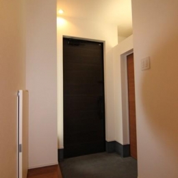 『LX2 house』2つのリビングがある共働き・子育て世帯の理想の家 (黒いドアがアクセントの玄関)