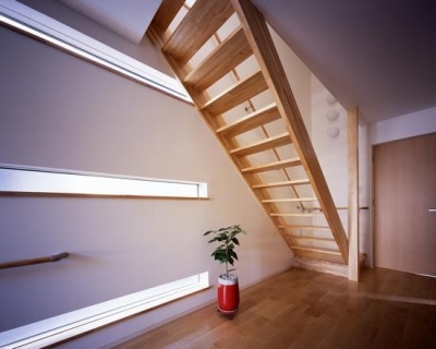 横スリット窓より光の入る階段室 (『坂の南の家』曲面天井のある立体的な構成)